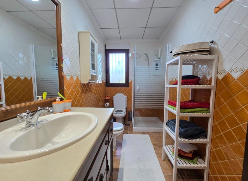 4 soverom Villa til salgs i Alicante by med svømmebasseng garasje - € 639 000 (Ref: 9486577)