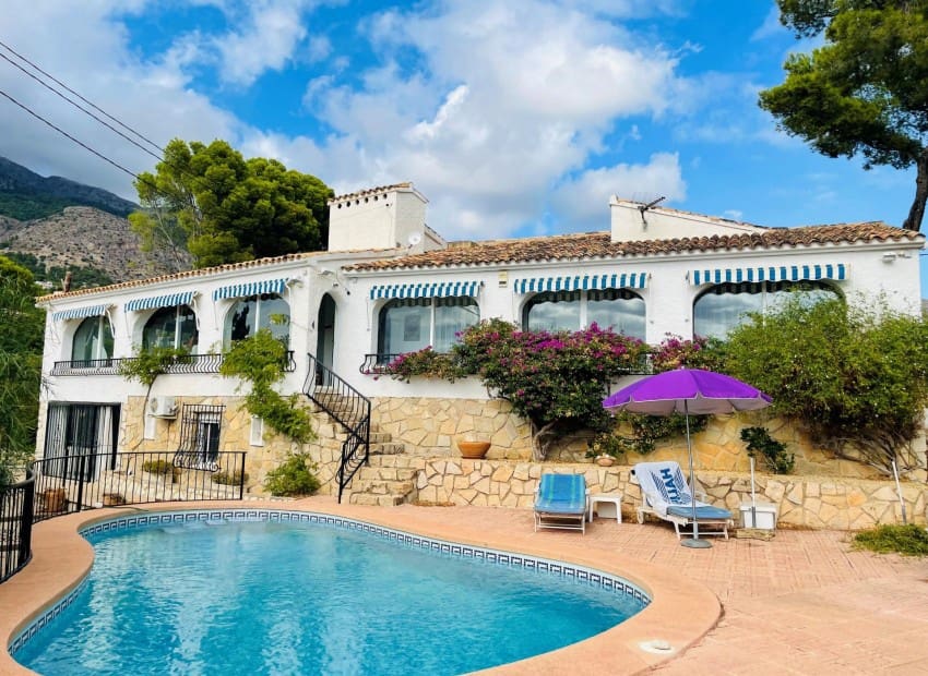5 bedroom Villa for rent in Altea with pool - € 1,700 (Ref: 9503011)