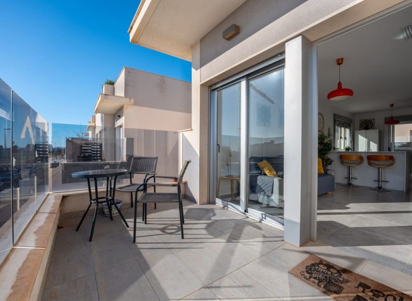 2 sovrum Semi-fristående Villa till salu i Pilar de la Horadada med pool - 229 900 € (Ref: 9553129)