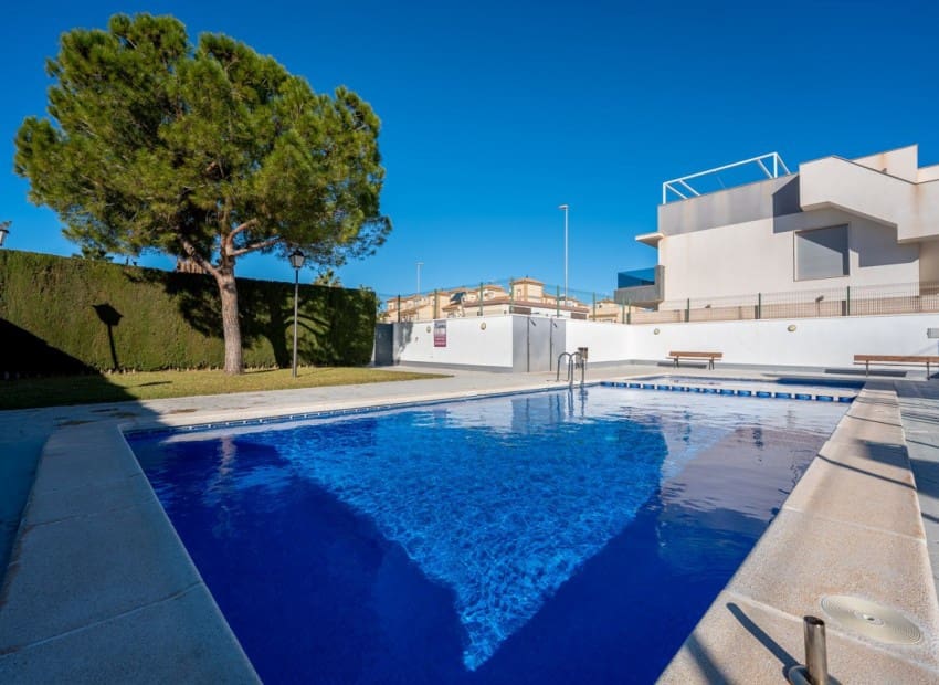 2 sovrum Semi-fristående Villa till salu i Pilar de la Horadada med pool - 229 900 € (Ref: 9553129)