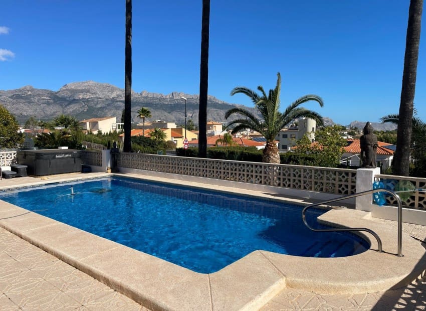 5 soveværelse Villa til salg i La Nucia med swimmingpool garage - € 595.000 (Ref: 9572297)