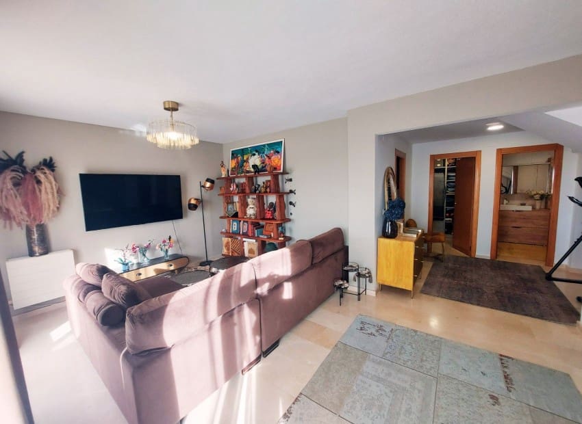 5 makuuhuone Huvila myytävänä paikassa La Nucia mukana uima-altaan - 385 000 € (Ref: 9599956)