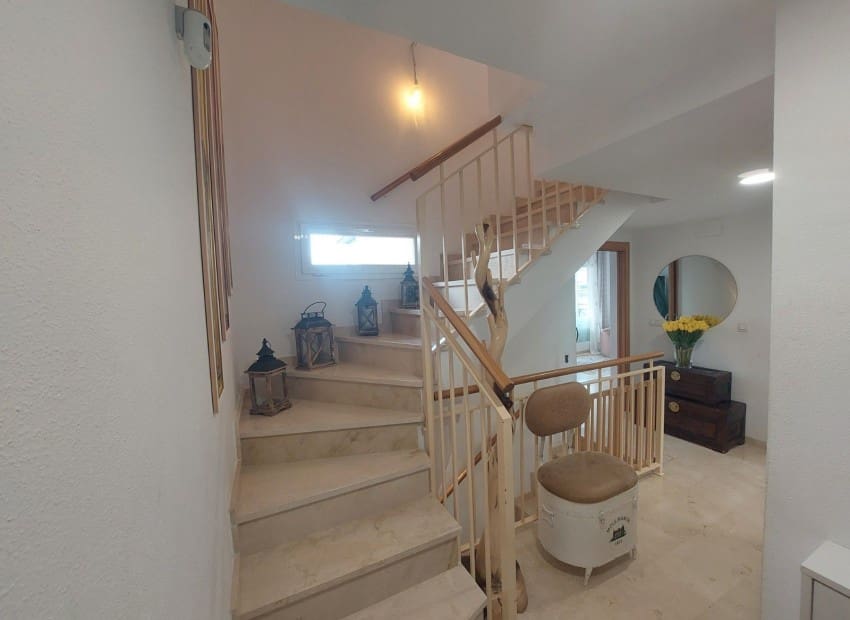 5 makuuhuone Huvila myytävänä paikassa La Nucia mukana uima-altaan - 385 000 € (Ref: 9599956)