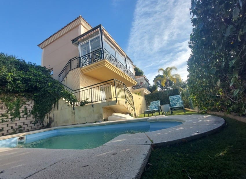 5 makuuhuone Huvila myytävänä paikassa La Nucia mukana uima-altaan - 385 000 € (Ref: 9599956)