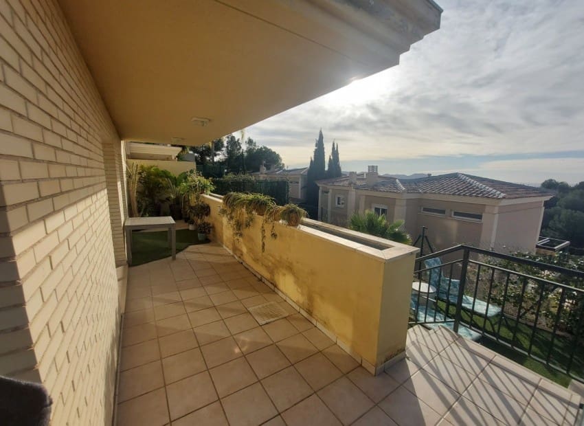 5 makuuhuone Huvila myytävänä paikassa La Nucia mukana uima-altaan - 385 000 € (Ref: 9599956)