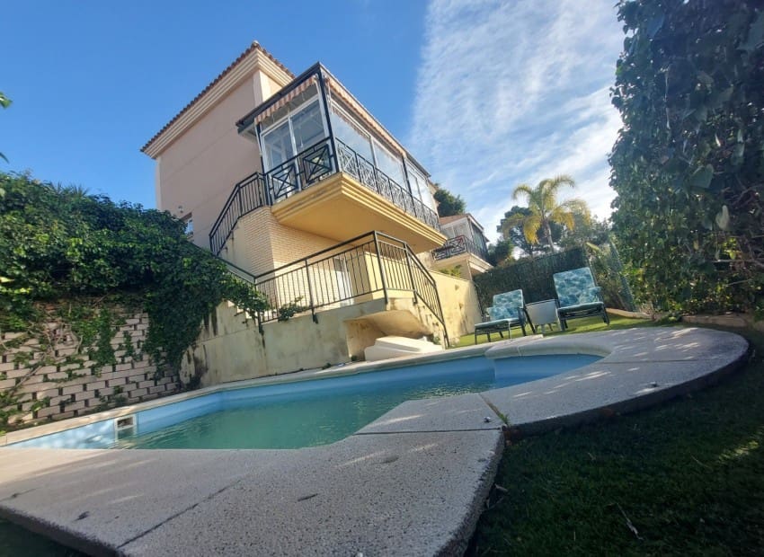 5 makuuhuone Huvila myytävänä paikassa La Nucia mukana uima-altaan - 385 000 € (Ref: 9599956)