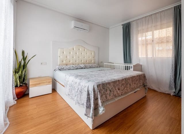 4 makuuhuone Huvila myytävänä paikassa San Miguel de Salinas mukana uima-altaan 
autotalli - 299 000 € (Ref: 9623201)