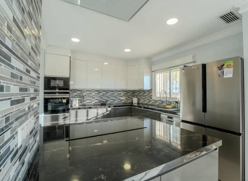 9 soverom Villa til salgs i San Fulgencio med svømmebasseng garasje - € 849 000 (Ref: 9626464)