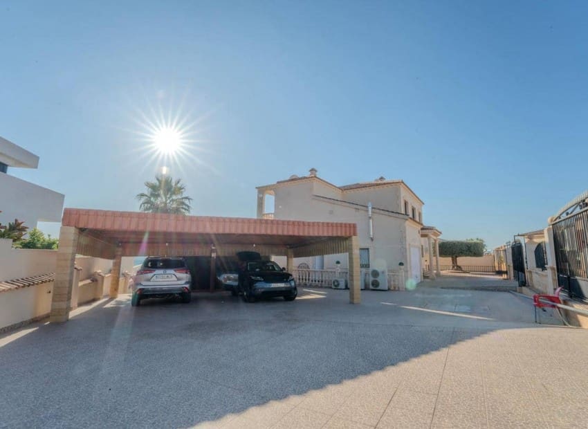 9 soverom Villa til salgs i San Fulgencio med svømmebasseng garasje - € 849 000 (Ref: 9626464)