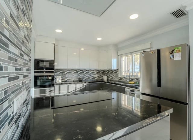 9 soverom Villa til salgs i San Fulgencio med svømmebasseng garasje - € 849 000 (Ref: 9626464)