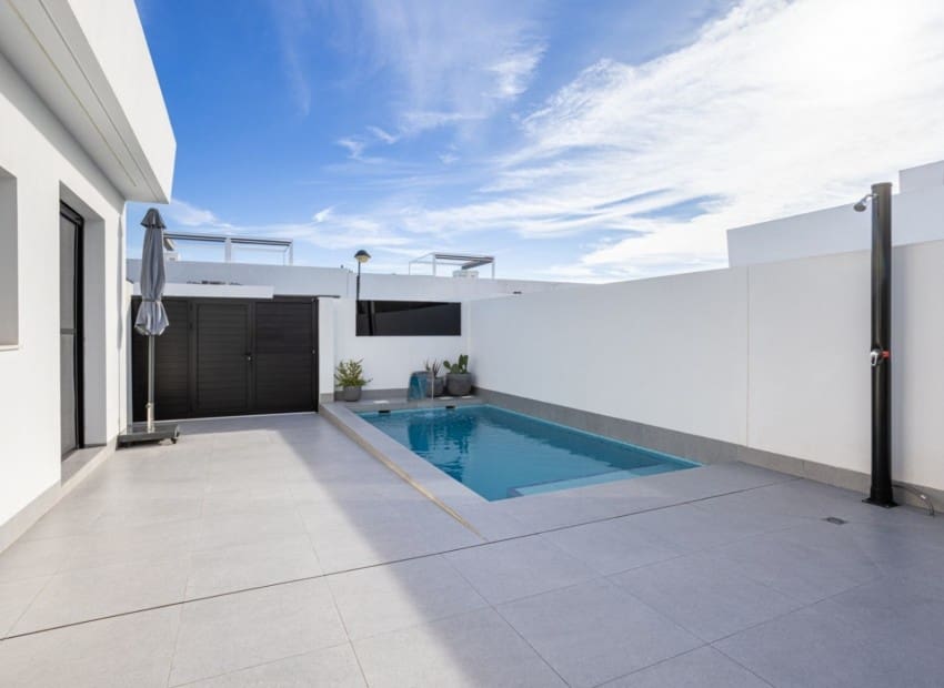 3 soveværelse Villa til salg i Roldan med swimmingpool - € 342.000 (Ref: 9628134)