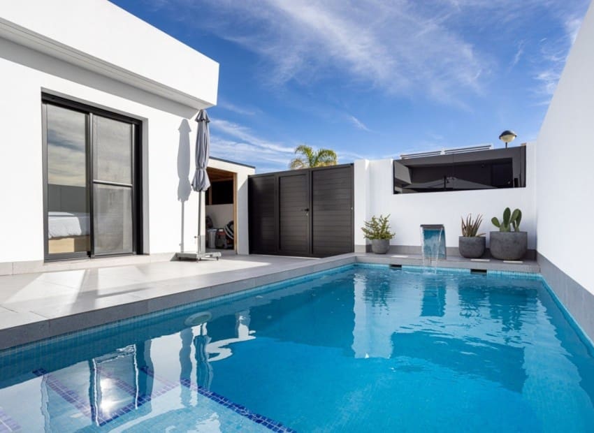 3 soveværelse Villa til salg i Roldan med swimmingpool - € 342.000 (Ref: 9628134)