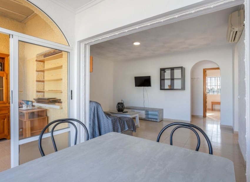 3 soveværelse Villa til salg i Torrevieja med swimmingpool - € 330.000 (Ref: 9631392)