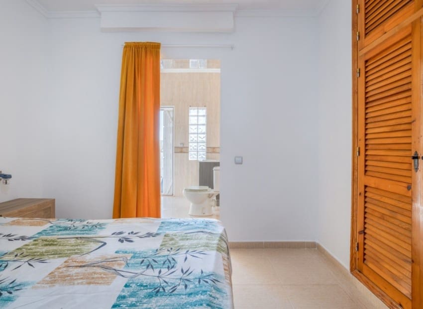 3 soveværelse Villa til salg i Torrevieja med swimmingpool - € 330.000 (Ref: 9631392)