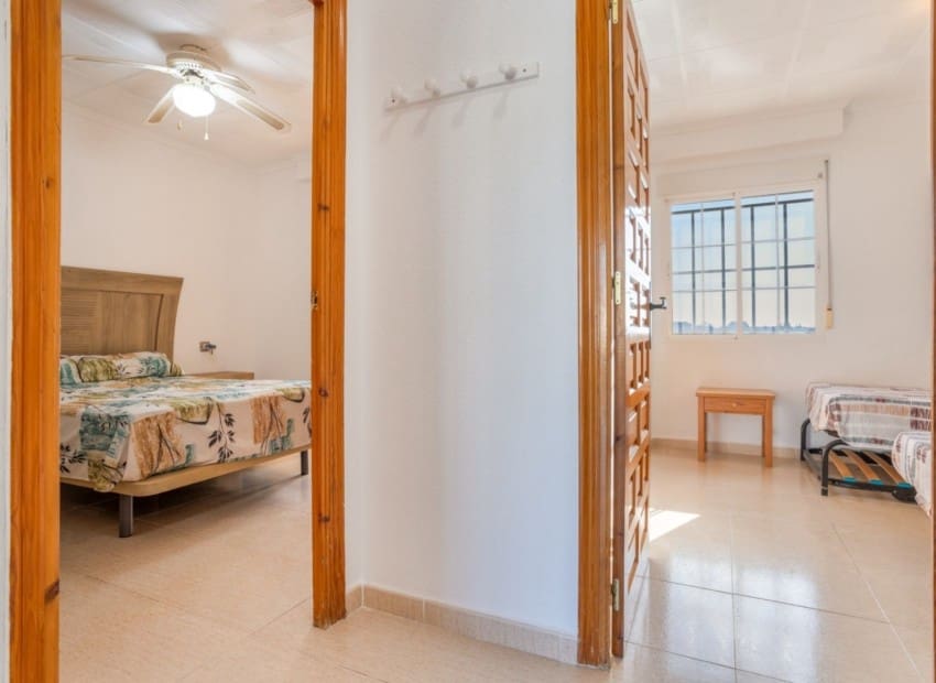 3 soveværelse Villa til salg i Torrevieja med swimmingpool - € 330.000 (Ref: 9631392)