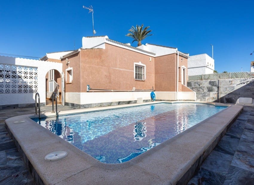 3 soveværelse Villa til salg i Torrevieja med swimmingpool - € 330.000 (Ref: 9631392)