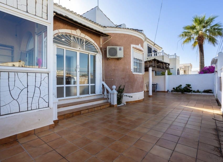 3 soveværelse Villa til salg i Torrevieja med swimmingpool - € 330.000 (Ref: 9631392)