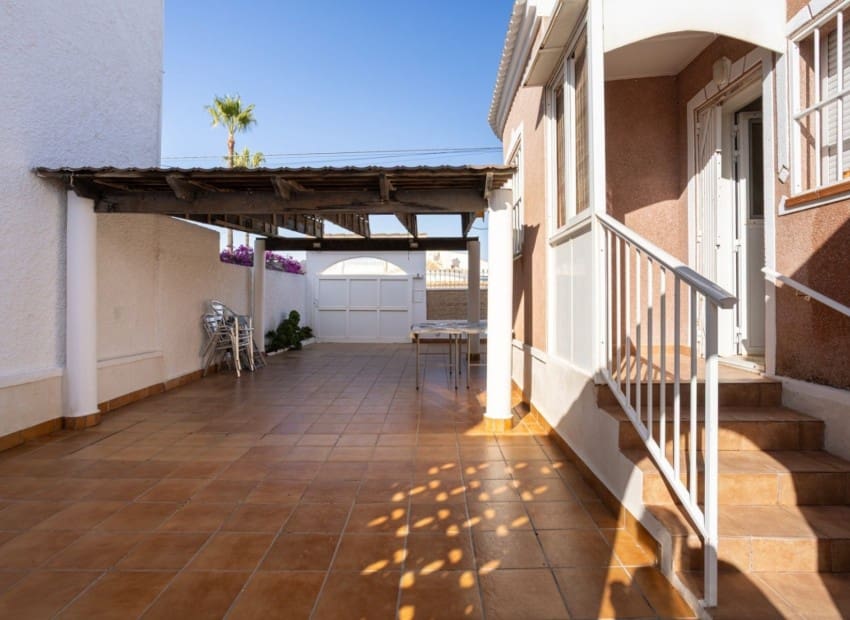 3 soveværelse Villa til salg i Torrevieja med swimmingpool - € 330.000 (Ref: 9631392)