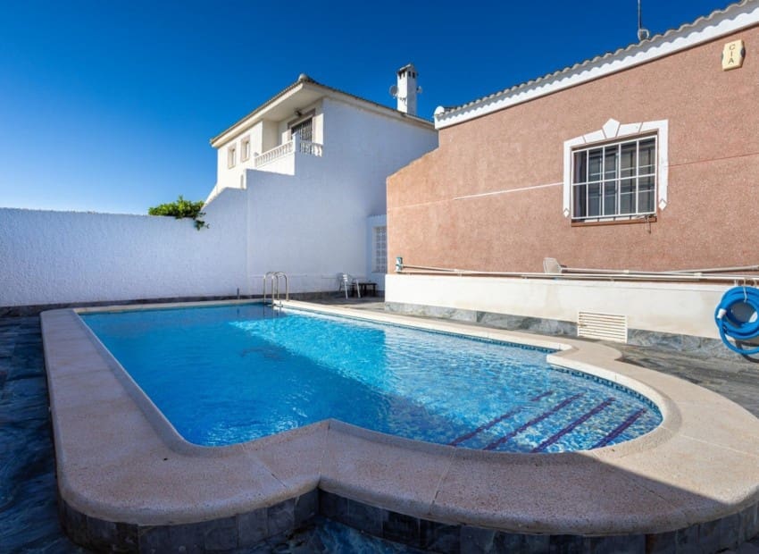 3 soveværelse Villa til salg i Torrevieja med swimmingpool - € 330.000 (Ref: 9631392)