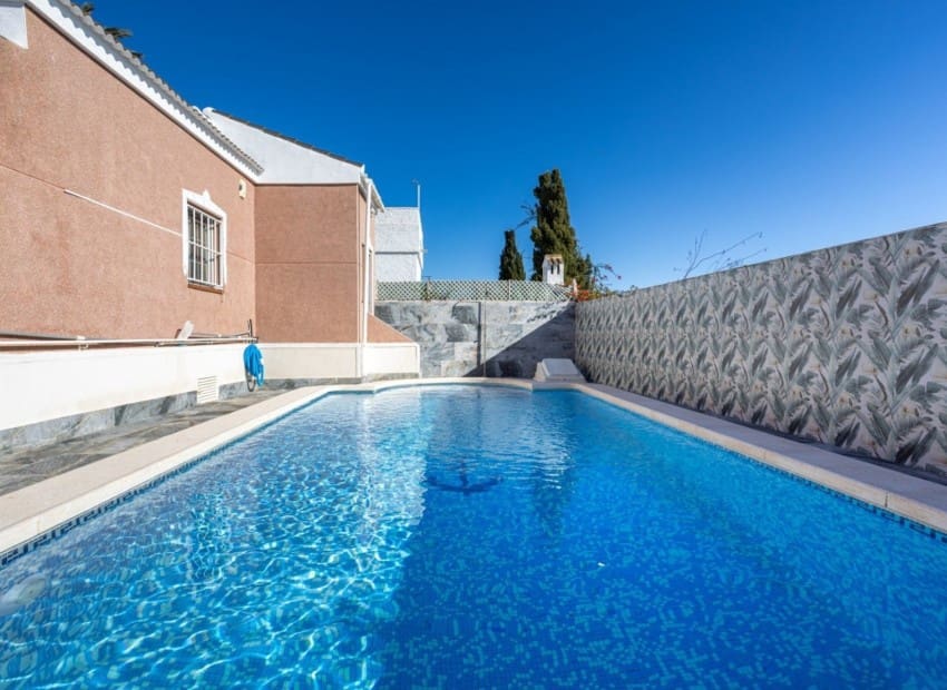 3 soveværelse Villa til salg i Torrevieja med swimmingpool - € 330.000 (Ref: 9631392)