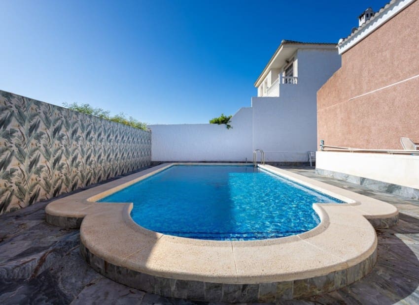 3 soveværelse Villa til salg i Torrevieja med swimmingpool - € 330.000 (Ref: 9631392)