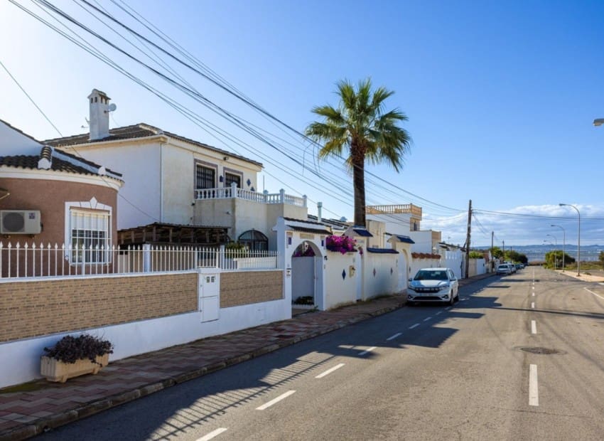 3 soveværelse Villa til salg i Torrevieja med swimmingpool - € 330.000 (Ref: 9631392)