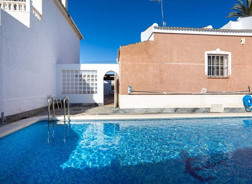 3 soveværelse Villa til salg i Torrevieja med swimmingpool - € 330.000 (Ref: 9631392)