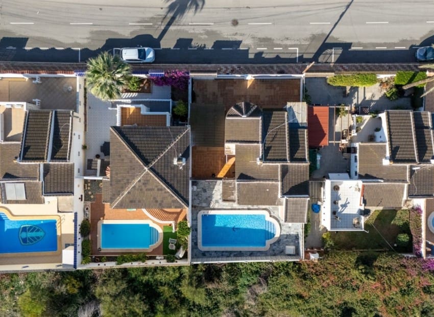 3 soveværelse Villa til salg i Torrevieja med swimmingpool - € 330.000 (Ref: 9631392)