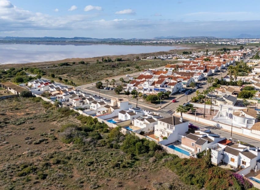 3 soveværelse Villa til salg i Torrevieja med swimmingpool - € 330.000 (Ref: 9631392)
