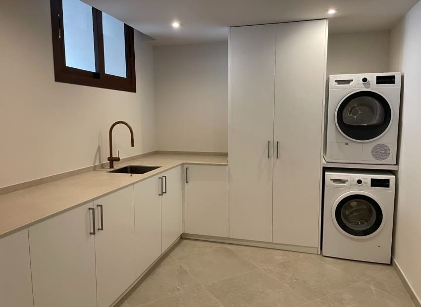 5 bedroom Villa for sale in Calpe / Calp with pool garage - € 1,550,000 (Ref: 9650931)