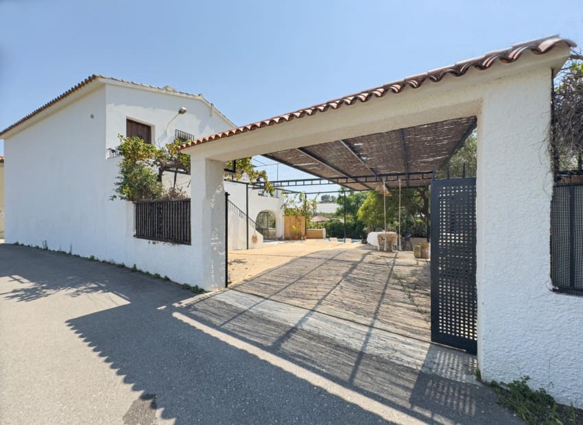 4 bedroom Villa for sale in Polop with pool - € 375,000 (Ref: 9715587)