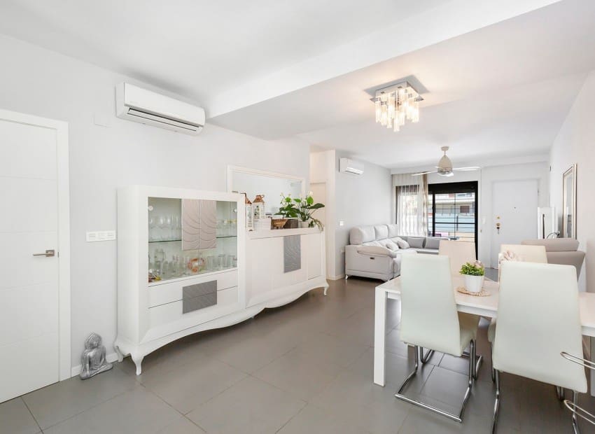 Apartamento de 4 habitaciones en Torre de la Horadada en venta con piscina - 597.800 € (Ref: 9740184)