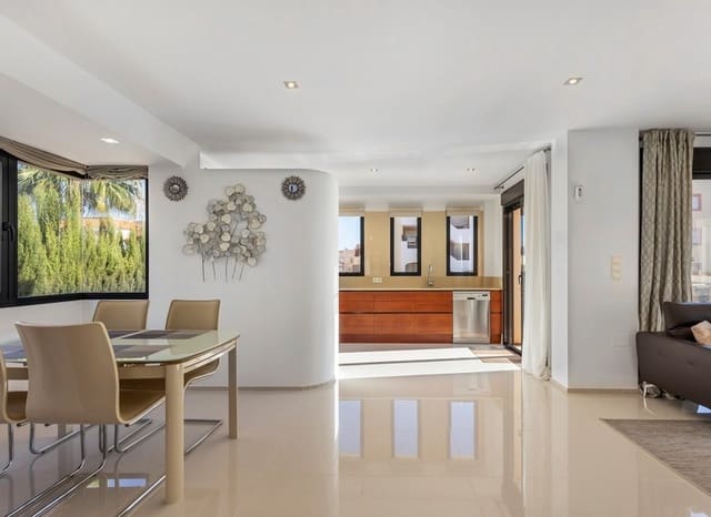 Chalet de 5 habitaciones en La Zenia, Orihuela en venta con piscina - 895.000 € (Ref: 9743097)