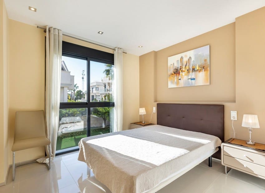 Chalet de 5 habitaciones en Orihuela Costa en venta con piscina - 895.000 € (Ref: 9743097)