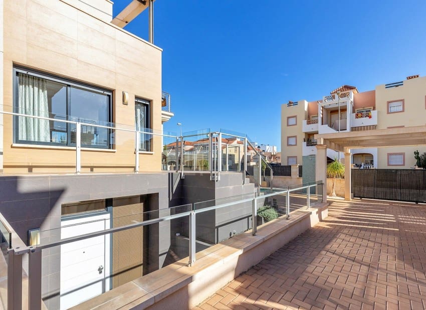 Chalet de 5 habitaciones en Orihuela Costa en venta con piscina - 895.000 € (Ref: 9743097)