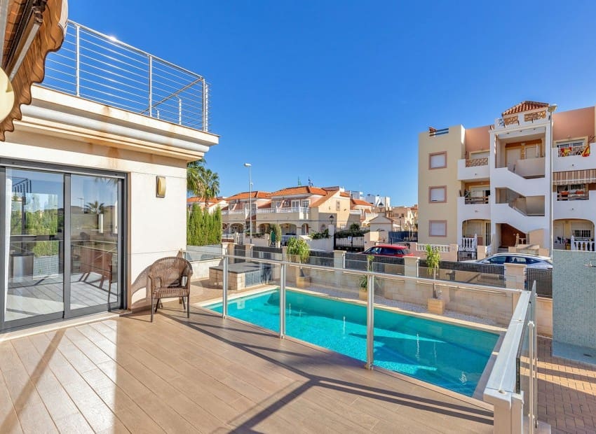 Chalet de 5 habitaciones en Orihuela Costa en venta con piscina - 895.000 € (Ref: 9743097)