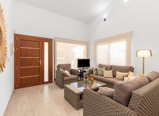 4 soveværelse Villa til salg i Punta Prima, Orihuela med swimmingpool - € 749.900 (Ref: 9744303)