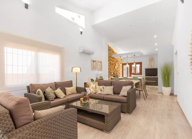 4 soveværelse Villa til salg i Punta Prima, Orihuela med swimmingpool - € 749.900 (Ref: 9744303)