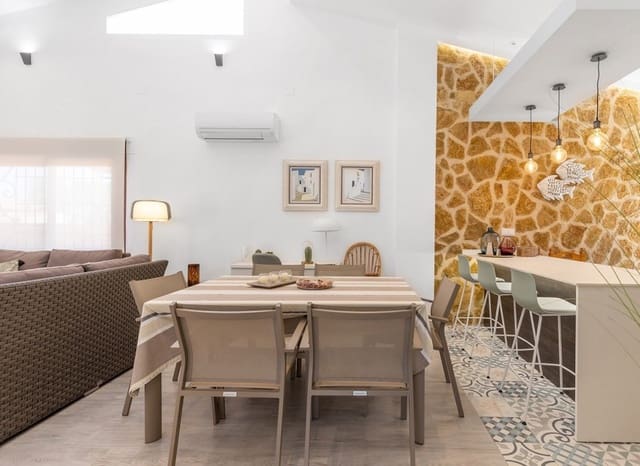 4 soveværelse Villa til salg i Punta Prima, Orihuela med swimmingpool - € 749.900 (Ref: 9744303)