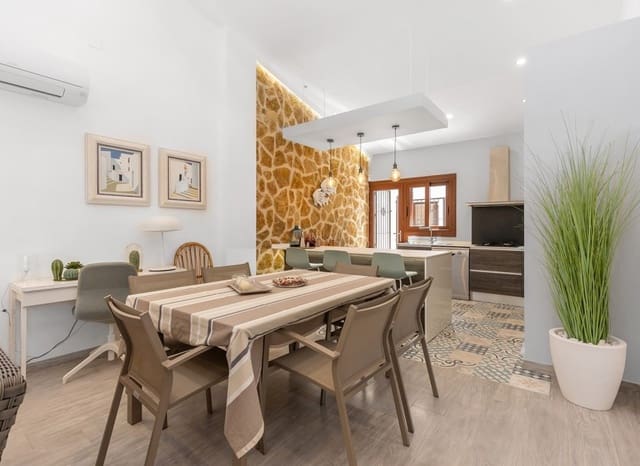 4 soveværelse Villa til salg i Punta Prima, Orihuela med swimmingpool - € 749.900 (Ref: 9744303)