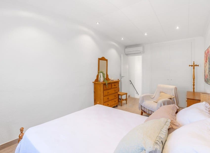 4 soveværelse Villa til salg i Orihuela Costa med swimmingpool - € 749.900 (Ref: 9744303)