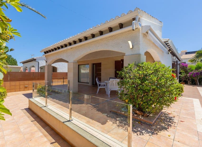 4 soveværelse Villa til salg i Orihuela Costa med swimmingpool - € 749.900 (Ref: 9744303)