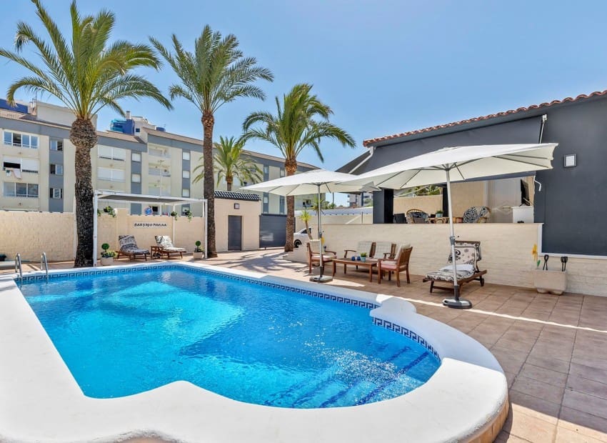4 soveværelse Villa til salg i Orihuela Costa med swimmingpool - € 656.000 (Ref: 9745124)