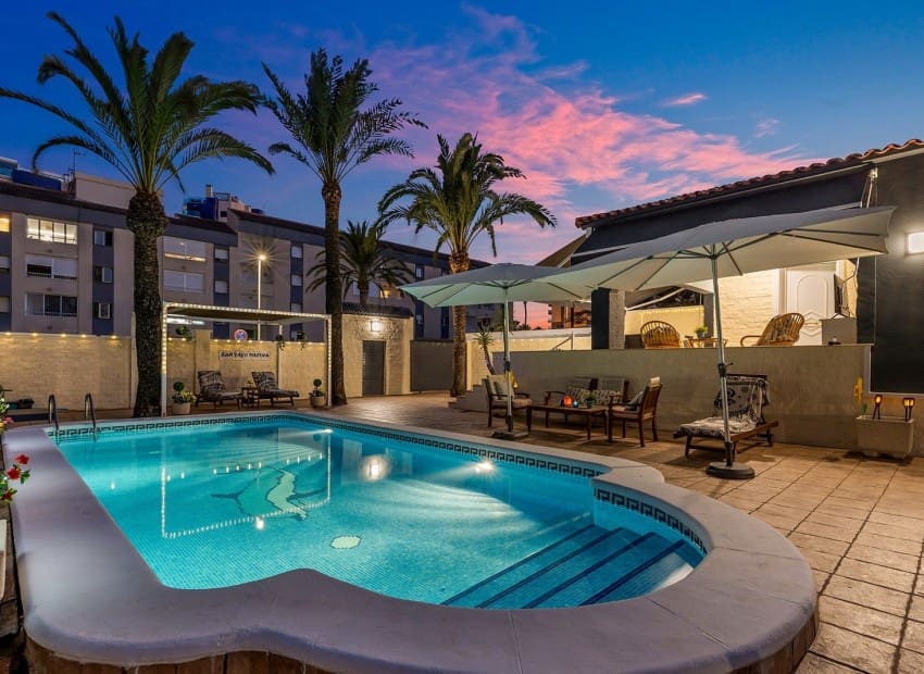 4 soveværelse Villa til salg i Orihuela Costa med swimmingpool - € 656.000 (Ref: 9745124)