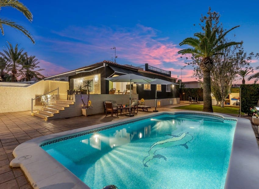 4 soveværelse Villa til salg i Orihuela Costa med swimmingpool - € 656.000 (Ref: 9745124)