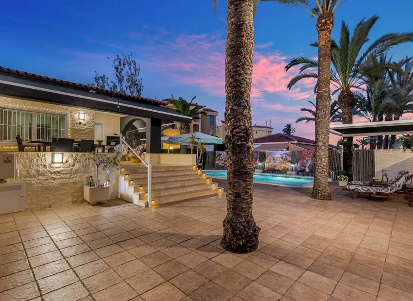 4 soveværelse Villa til salg i Orihuela Costa med swimmingpool - € 656.000 (Ref: 9745124)