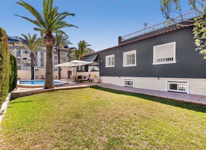 4 soveværelse Villa til salg i Orihuela Costa med swimmingpool - € 656.000 (Ref: 9745124)