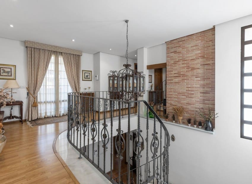 6 soverom Villa til salgs i Torrevieja med svømmebasseng garasje - € 2 490 000 (Ref: 9747272)