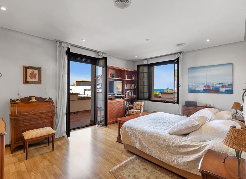 6 soverom Villa til salgs i Torrevieja med svømmebasseng garasje - € 2 490 000 (Ref: 9747272)