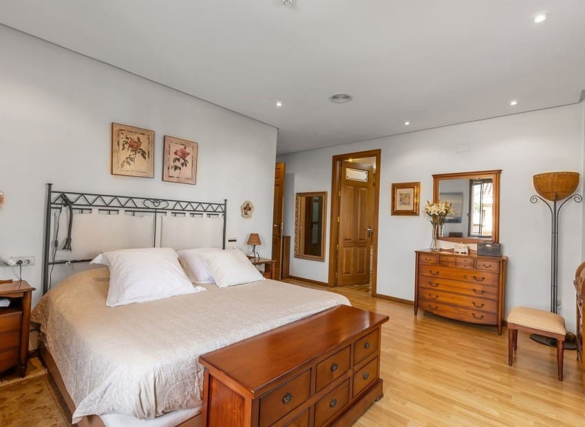 6 soverom Villa til salgs i Torrevieja med svømmebasseng garasje - € 2 490 000 (Ref: 9747272)